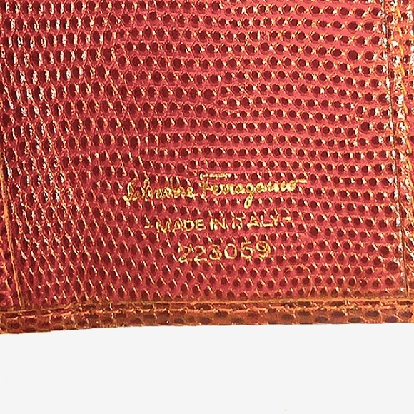 SALVATORE FERRAGAMO  AUTHENTIC LIZARD BIFOLD LEATHER WALL W/CROSSBODY CHAIN - Picture 10 of 15